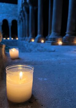 El claustre de l'Estany a la llum de les espelmes